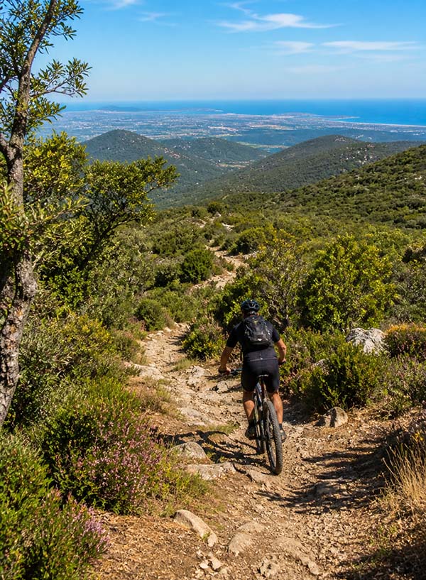 Vélo & randonnée – Massif des Maures, Hyères Ruelles du vieux Hyères, village provençal